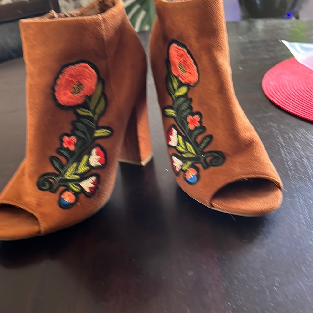 Bamboo boots,  faux suede, Tito embroidered flower, beautiful gently used